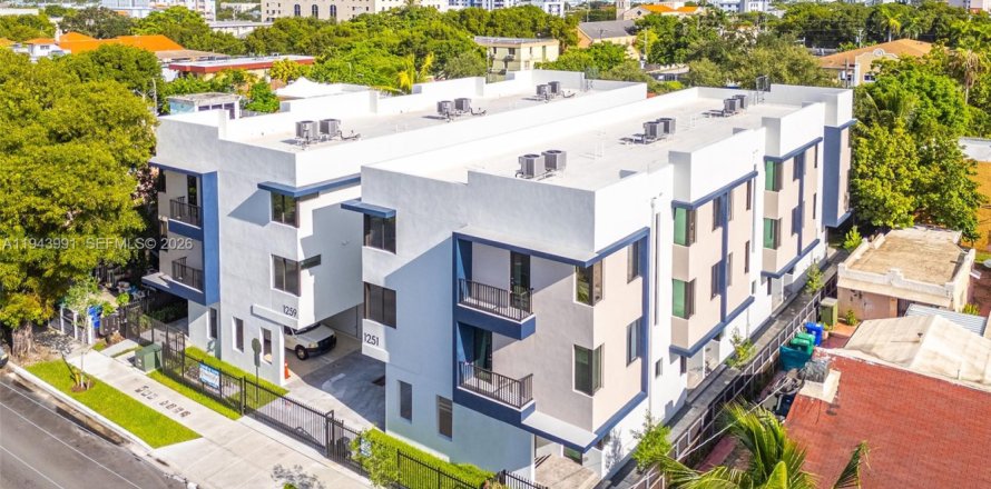 Townhouse in Miami, Florida 3 bedrooms, 144.18 sq.m. № 2000846