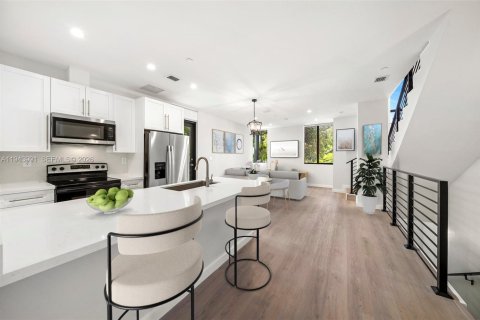 Townhouse in Miami, Florida 3 bedrooms, 144.18 sq.m. № 2000846 - photo 3
