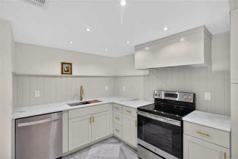 Condo in Indian Rocks Beach, Florida, 2 bedrooms  № 2314246 - photo 11
