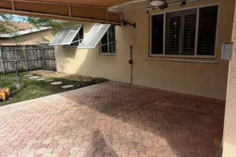 Casa en venta en Fort Lauderdale, Florida, 4 dormitorios, 191.01 m2 № 1993126 - foto 2