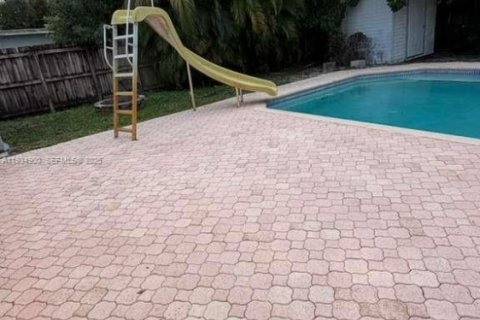 Casa en venta en Fort Lauderdale, Florida, 4 dormitorios, 191.01 m2 № 1993126 - foto 3