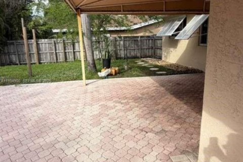 Casa en venta en Fort Lauderdale, Florida, 4 dormitorios, 191.01 m2 № 1993126 - foto 4