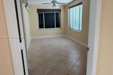 Casa en venta en Fort Lauderdale, Florida, 4 dormitorios, 191.01 m2 № 1993126 - foto 9