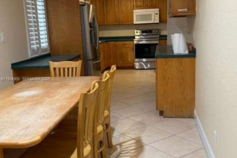 Casa en venta en Fort Lauderdale, Florida, 4 dormitorios, 191.01 m2 № 1993126 - foto 24