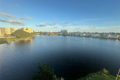 Copropriété à vendre à Miami, Floride: 2 chambres, 155.52 m2 № 1864324 - photo 1