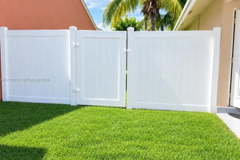 Casa en venta en Pembroke Pines, Florida, 2 dormitorios, 96.06 m2 № 2426076 - foto 2