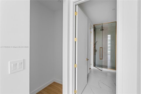 Condo in Miami, Florida, 1 bedroom  № 1860893 - photo 24