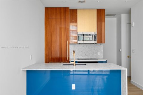 Condo in Miami, Florida, 1 bedroom  № 1860893 - photo 12