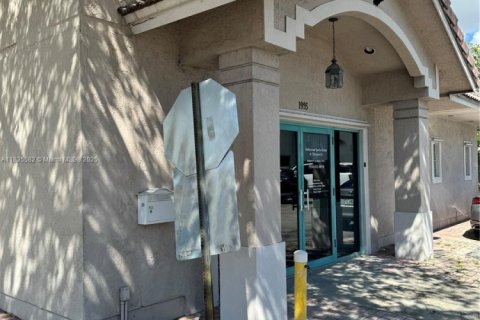 Commercial property in Hollywood, Florida № 1818538 - photo 2