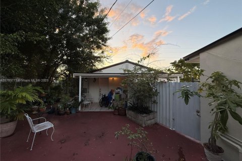 House in Miami, Florida 4 bedrooms, 174.01 sq.m. № 1727629 - photo 14