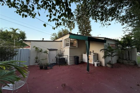 House in Miami, Florida 4 bedrooms, 174.01 sq.m. № 1727629 - photo 12