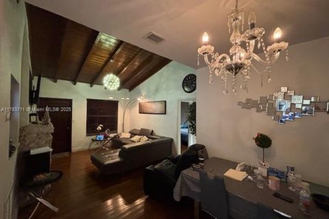 House in Miami, Florida 4 bedrooms, 174.01 sq.m. № 1727629 - photo 6