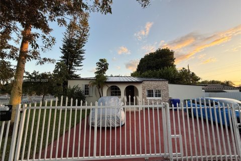 House in Miami, Florida 4 bedrooms, 174.01 sq.m. № 1727629 - photo 1
