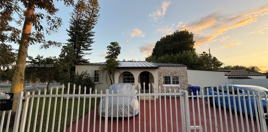 House in Miami, Florida 4 bedrooms, 174.01 sq.m. № 1727629