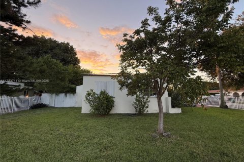 House in Miami, Florida 4 bedrooms, 174.01 sq.m. № 1727629 - photo 15
