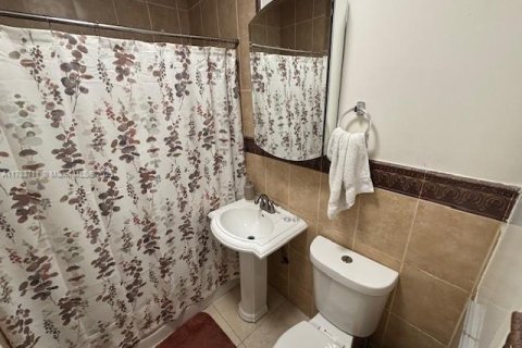 House in Miami, Florida 4 bedrooms, 174.01 sq.m. № 1727629 - photo 9