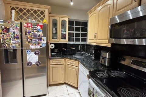 House in Miami, Florida 4 bedrooms, 174.01 sq.m. № 1727629 - photo 8
