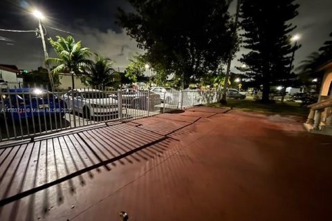 House in Miami, Florida 4 bedrooms, 174.01 sq.m. № 1727629 - photo 26