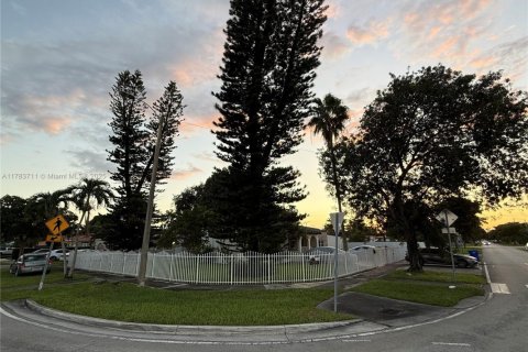 House in Miami, Florida 4 bedrooms, 174.01 sq.m. № 1727629 - photo 3