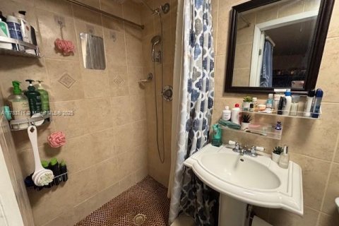 House in Miami, Florida 4 bedrooms, 174.01 sq.m. № 1727629 - photo 21