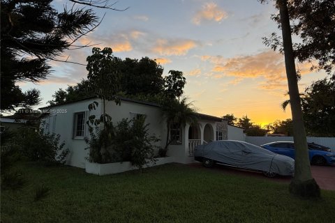 House in Miami, Florida 4 bedrooms, 174.01 sq.m. № 1727629 - photo 16