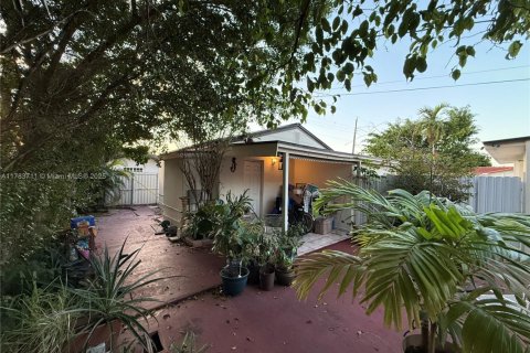 House in Miami, Florida 4 bedrooms, 174.01 sq.m. № 1727629 - photo 13