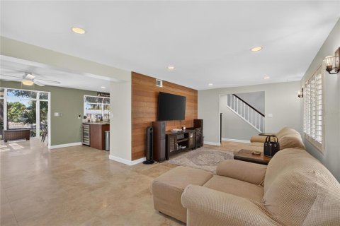 House in Tampa, Florida 4 bedrooms, 210.24 sq.m. № 2305872 - photo 15