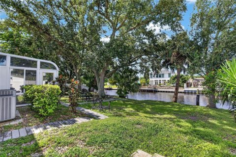 House in Tampa, Florida 4 bedrooms, 210.24 sq.m. № 2305872 - photo 4