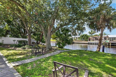 House in Tampa, Florida 4 bedrooms, 210.24 sq.m. № 2305872 - photo 5