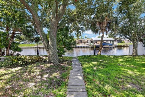 House in Tampa, Florida 4 bedrooms, 210.24 sq.m. № 2305872