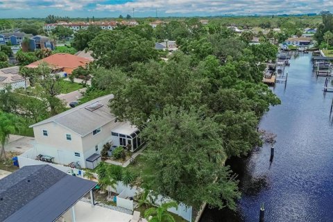 House in Tampa, Florida 4 bedrooms, 210.24 sq.m. № 2305872 - photo 10