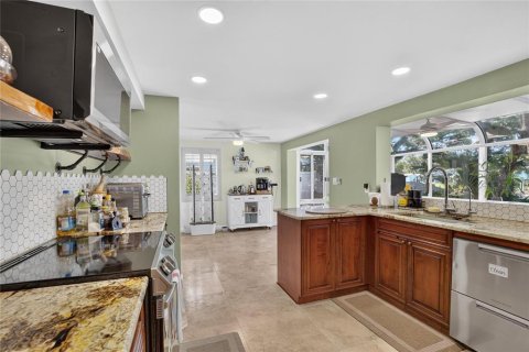 House in Tampa, Florida 4 bedrooms, 210.24 sq.m. № 2305872 - photo 21