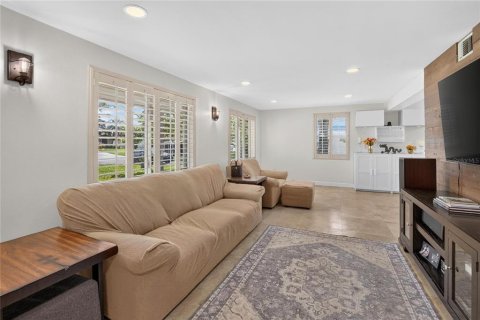 House in Tampa, Florida 4 bedrooms, 210.24 sq.m. № 2305872 - photo 14
