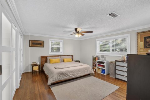 House in Tampa, Florida 4 bedrooms, 210.24 sq.m. № 2305872 - photo 28