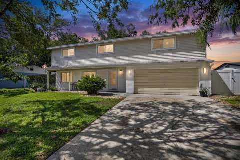 House in Tampa, Florida 4 bedrooms, 210.24 sq.m. № 2305872 - photo 2