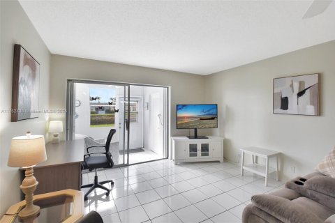 House in West Palm Beach, Florida 2 bedrooms, 77.02 sq.m. № 1692079 - photo 2