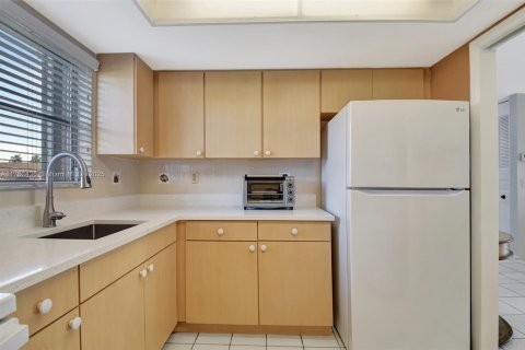 House in West Palm Beach, Florida 2 bedrooms, 77.02 sq.m. № 1692079 - photo 9