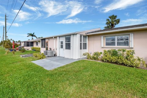 House in West Palm Beach, Florida 2 bedrooms, 77.02 sq.m. № 1692079 - photo 21