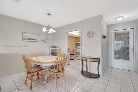 House in West Palm Beach, Florida 2 bedrooms, 77.02 sq.m. № 1692079 - photo 7