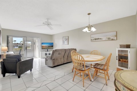 House in West Palm Beach, Florida 2 bedrooms, 77.02 sq.m. № 1692079 - photo 1