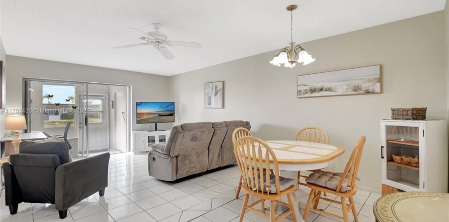 House in West Palm Beach, Florida 2 bedrooms, 77.02 sq.m. № 1692079