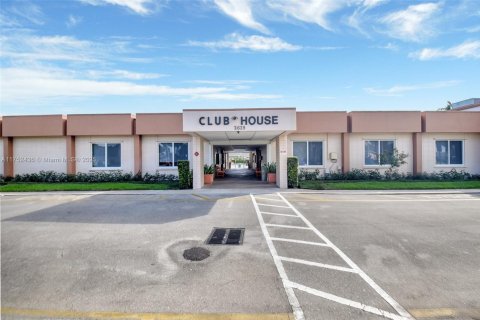 House in West Palm Beach, Florida 2 bedrooms, 77.02 sq.m. № 1692079 - photo 28
