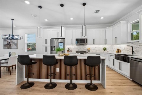 House in Tampa, Florida 5 bedrooms, 222.97 sq.m. № 2259143 - photo 19