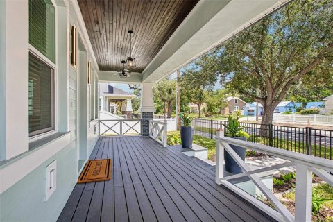 House in Tampa, Florida 5 bedrooms, 222.97 sq.m. № 2259143 - photo 7