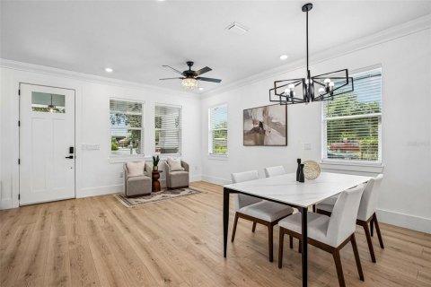 House in Tampa, Florida 5 bedrooms, 222.97 sq.m. № 2259143 - photo 15