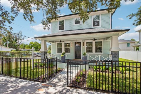 House in Tampa, Florida 5 bedrooms, 222.97 sq.m. № 2259143