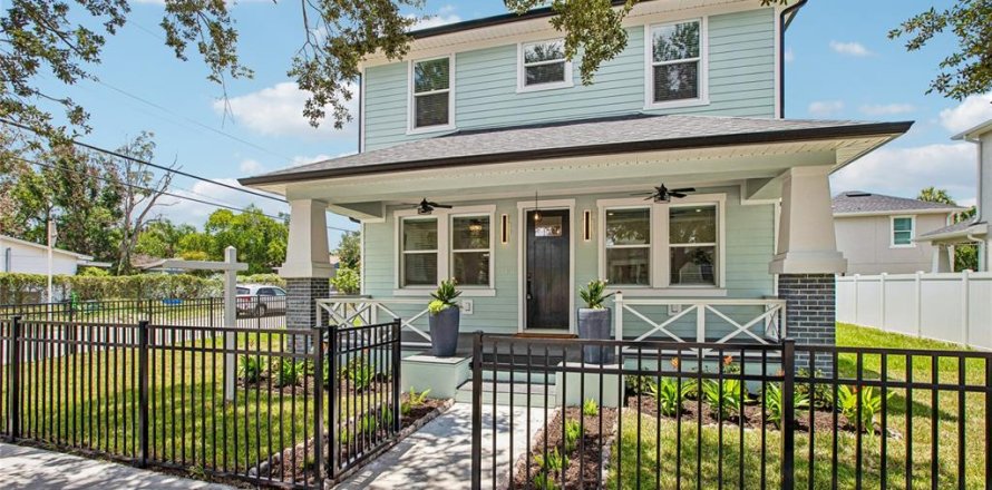 House in Tampa, Florida 5 bedrooms, 222.97 sq.m. № 2259143