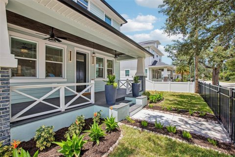House in Tampa, Florida 5 bedrooms, 222.97 sq.m. № 2259143 - photo 6