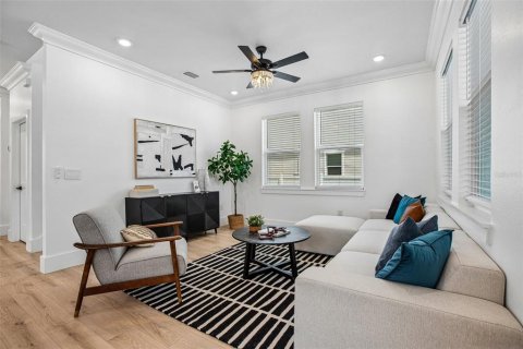 House in Tampa, Florida 5 bedrooms, 222.97 sq.m. № 2259143 - photo 14