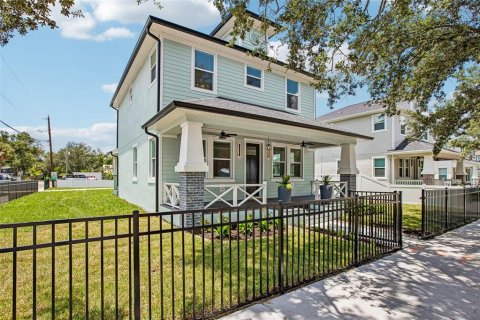 House in Tampa, Florida 5 bedrooms, 222.97 sq.m. № 2259143 - photo 3
